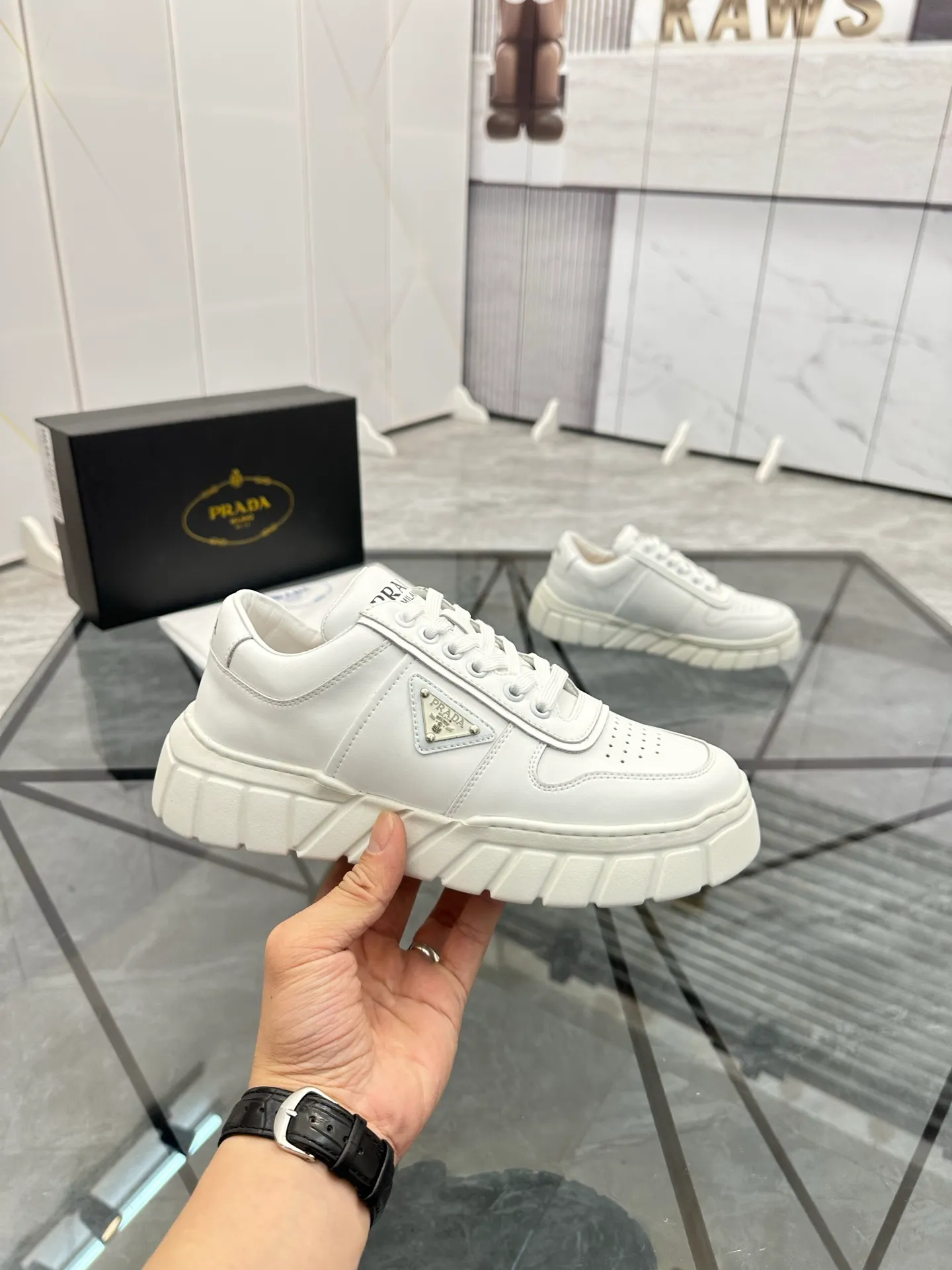 Men's shoes: 💰P420¥ Product trademark: Prada *"Prada*" low-top casual shoes Regular size: 38-44 (can be customized to 45) Product materials: imported cowhide upper, sheepskin lining, original outsole. Number: 020